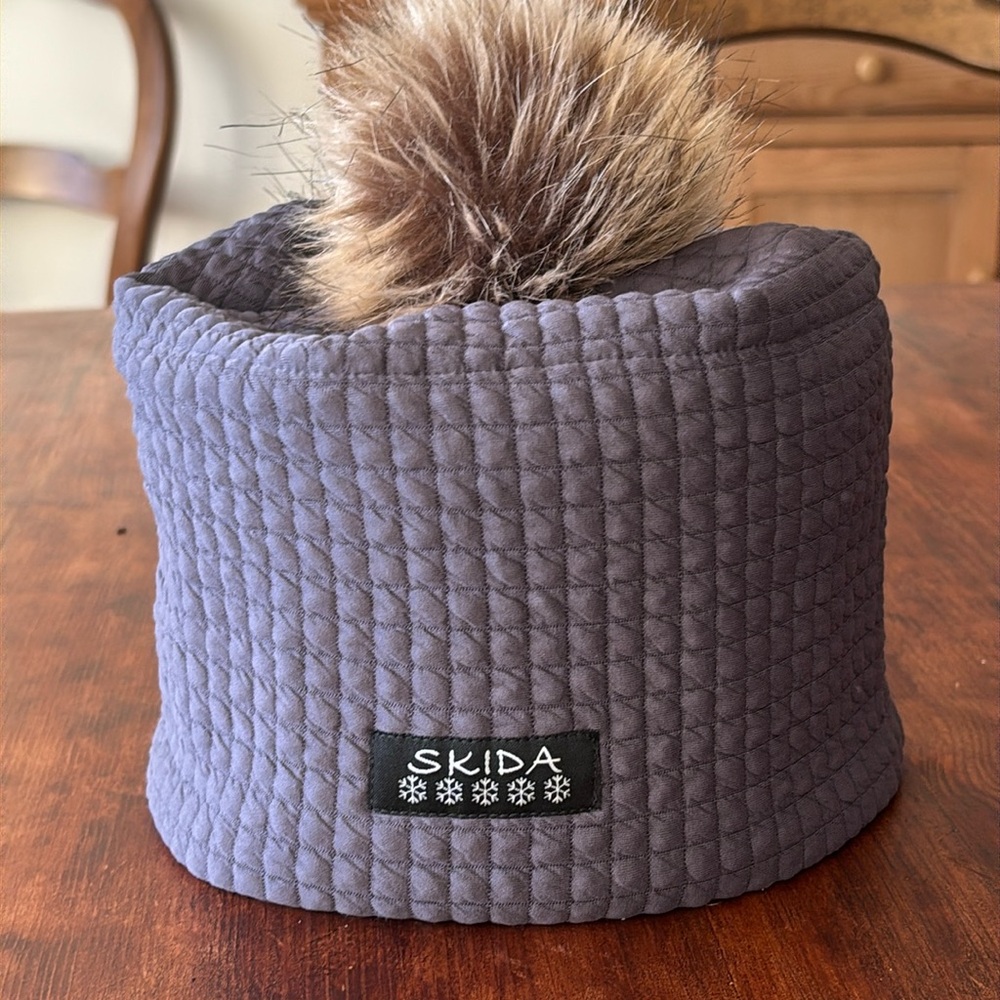 Woman’s Skida Chateau Hat. Faux -Fur pompom on top. Color Grey Stone.